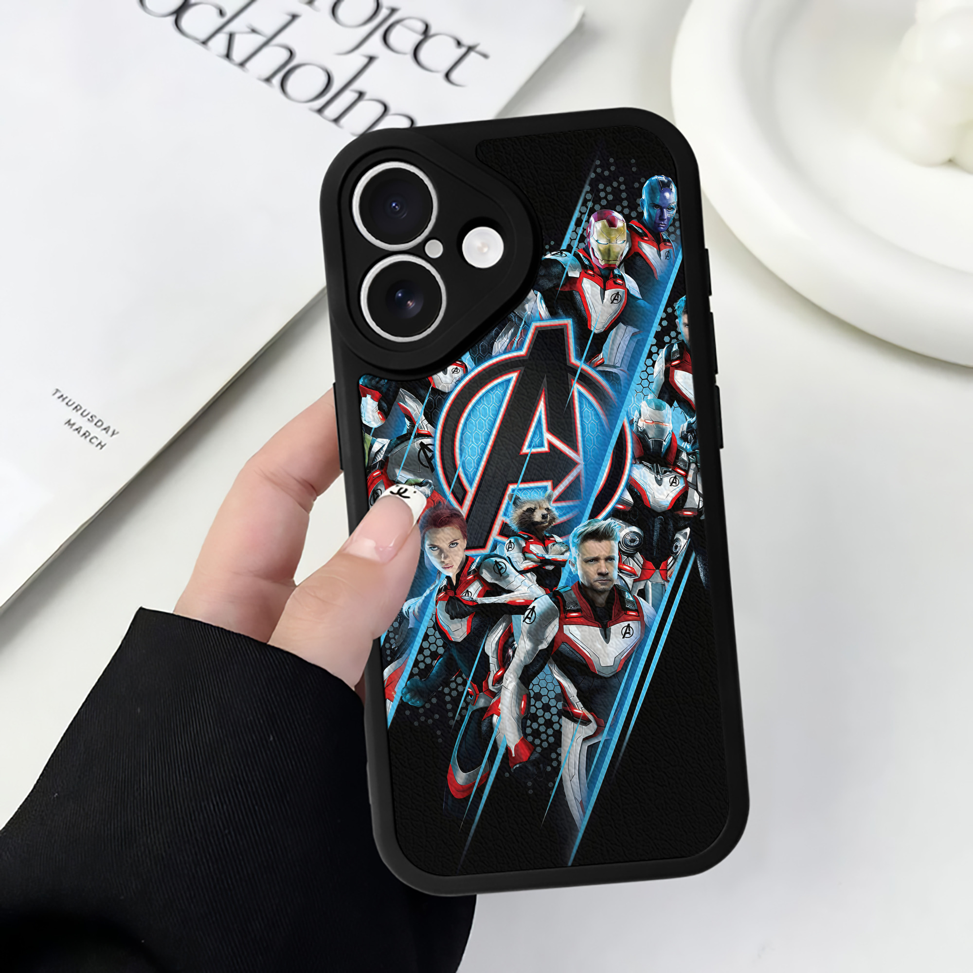 （画像用） アベンジャーズ The Avengers 【iPhone 16シリーズ対応】シリコンスマホケース（レザー調） 材質：シリコン